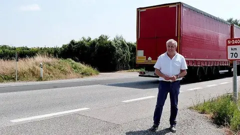 Enric Mir en un tram de l'N-240, plena de camions1