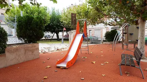 El parc infantil de la Plaça de les Escoles ja llueix nou paviment