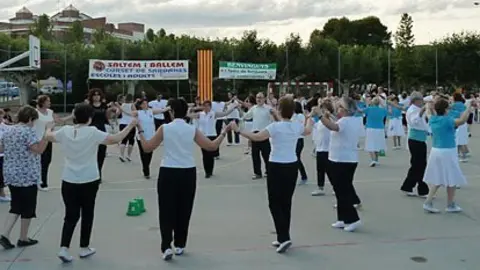 Els mesos de juliol i agost també són un bon moment per aprendre a ballar sardanes 1