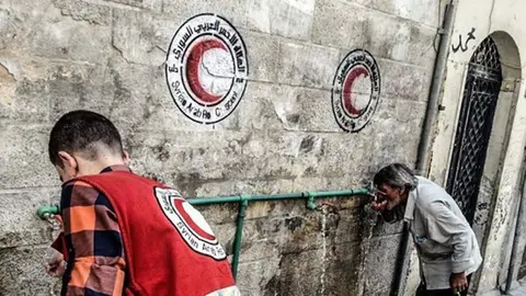 El personal d’assistència humanitària s’esforça per aportar ajuda que salva vides