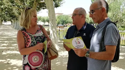 Veïns de les Borges amb el fulletó informatiu sobre els pressupostos participatius