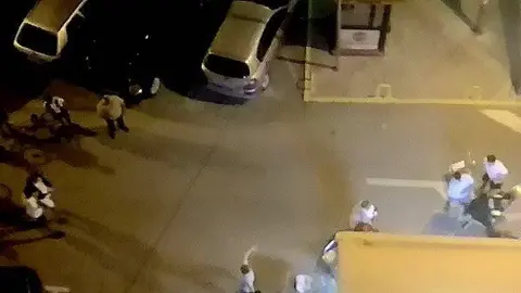 Moment en que un agent de la Policia es copejat amb una cadira