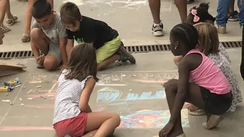 Malgrat l'amenaça de pluja, els nens i nenes han decorat la plaça Europa.