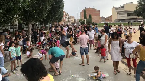 Uns 250 nens han decorat la plaça Europa de les Borges.