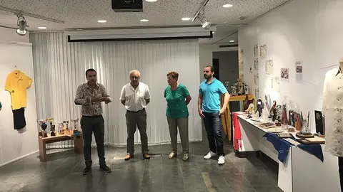 L'alcalde, Enric Mir, amb els creadors de l'exposició a l'Espai Macià.