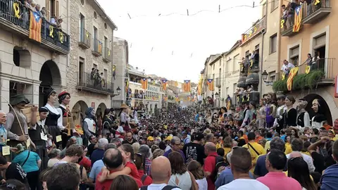 La placa de l'1 d'octubre de les Borges plena de gent per la 36a Trobada de Gegants (1)