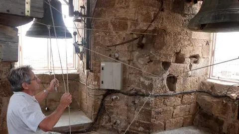 Pere Giné, fent el repic de campanes de Festa Major