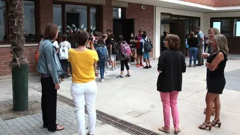Els alumnes de l'INS Mollerussa 4 en el primer dia de classe