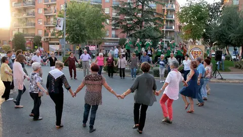 Ballada en el monument a la Sardana de Mollerussa