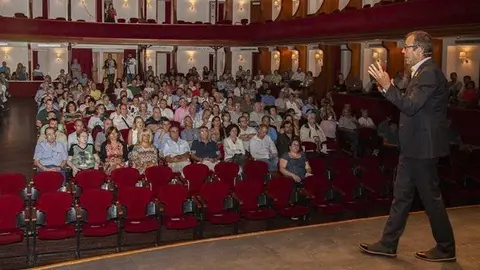 Marc Solsona en la xerrada Mollerussa avui al Teatre L'Amistat