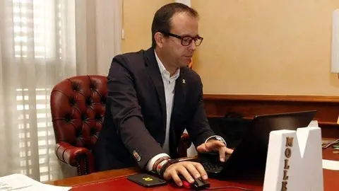 Marc Solsona treballant en el seu despatx a l'Ajuntament de Mollerussa
