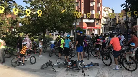 El ciclistes preparen la sortida a la Placeta del Terrall de les Borges Blanques