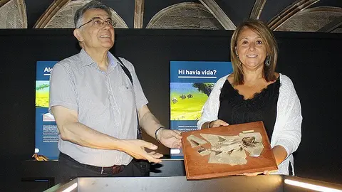 La vicepresidenta de l’IEI, Rosa Pujol, i del coordinador de Geopaleontologia Antoni Lacasa