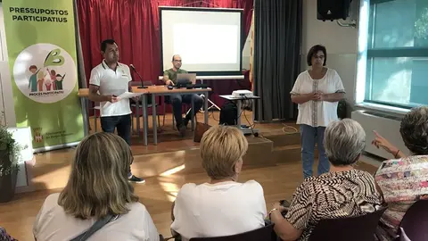 La regidora de Participació, Maria Fusté, al Casal Cívic explicant el procés participatiu.