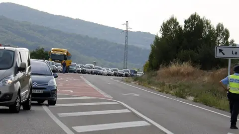 Pla general on es poden veure retencions de cotxes a la C-12 a Àger arrel d'un accident mortal entre un autocar i una furgoneta, el 21 de setembre de 2018. (Hortizontal)