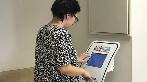 Una veïna de Torrefarrera vota en les dependències municipals