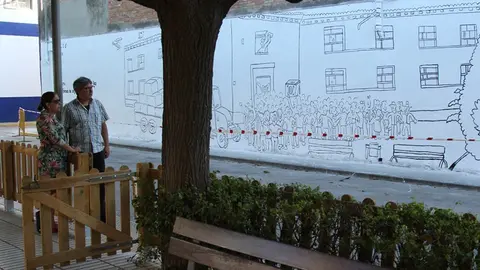 L'alcaldessa del Palau d'Anglesola Montserrat Meseguer visita el mural 1