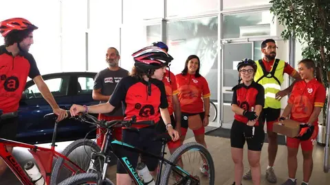 Els membres del Club ciclista de l'Associació Alba a les instal·lacions de Servisimó