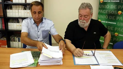 Els integrants d'Unió de Pagesos Josep Guitart i Joan Casajoana consulten documentació relacionada amb les immatriculacions del bisbat de Vic i de Solsona. 26 de setembre de 2018. (horitzontal)