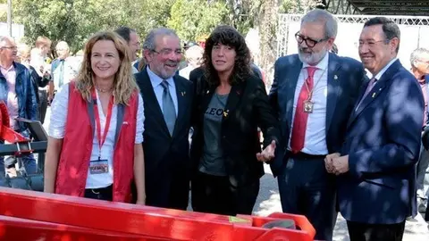 La consellera d'Agricultura, Teresa Jordà, visitant la 64a Fira de Sant Miquel de Lleida, amb l'alcalde de Lleida, Fèlix Larrosa, i altres autoritats. Imatge del 27 de setembre del 2018. (Horitzontal)