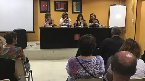 Helena Martínez, Núria Marín, Mireia Mata, i Meritxell Benedí, en la confèrencia