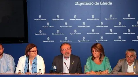 El president de la Diputació, Joan Reñé, compareixent davant dels mitjans de comunicació