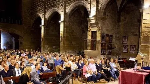 L'església de Santa Maria de Linyola plena de gom a gom per escoltar a Antoni Bassas