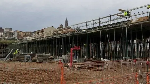 Imatge general de les obres de la nova escola d'Almenar amb l'església del municipi de fons. El 19 d'octubre de 2018. (Horitzontal)