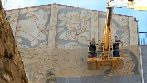 L'artista Ana Pulido durant la realització del mural del Pessebre Vivent de Linyola