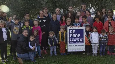 Presentació Mercat De Prop Preixana amb els escolars i membres de l'Ajuntament