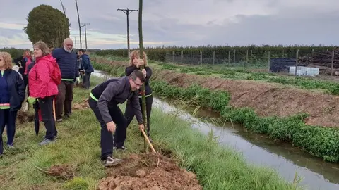 Els participants en la plantada d'arbres en la banqueta de Mollerussa