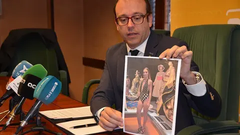 L'alcalde de Mollerussa, Marc Solsona, mostrant una fotografia amb el disseny cedit per Andrés Sardà