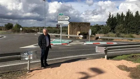 L'alcalde Enric Mir en el punt de l'accés peatonal al cementiri de les Borges