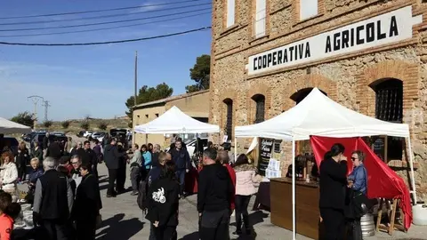 L'exterior de la cooperativa de La Granadella on hi ha el Museu de l'Oli i una mostra de gastronomia en el marc de la festa de la primera premsada l'any 2018 ©Territoris