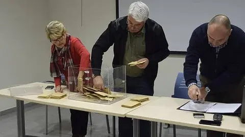 Recompte de vots en la consulta dels socis de l'Ateneu de Linyola