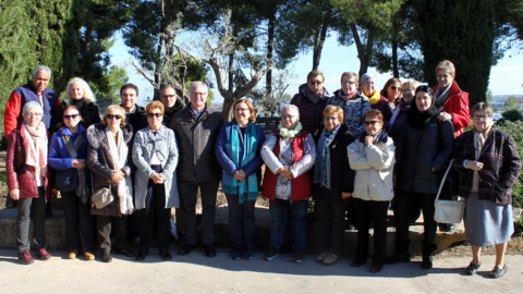 Foto de grup amb l'olivera al Parc de Sant Eloi Dones Arrel.JPG