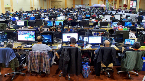 Aspecte del pavelló amb més de 600 participants en la passada edició de la Mollerussa Lan Party.jpg