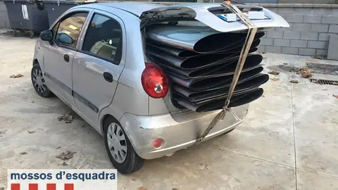 El vehicle del detingut carregat amb planxes metàl·liques