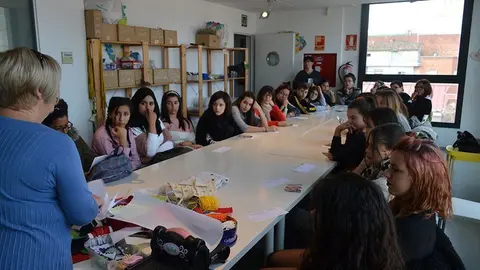 Imatge del taller impartit per la modista Carme Solà amb les alumnes del grau de Confecció i Moda