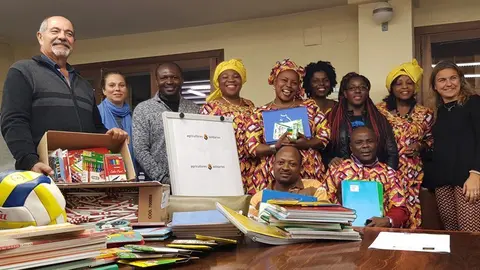 Jaume Pedrós amb els representants camerunesos