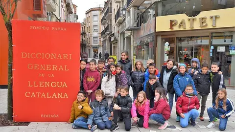 Alumnes de l'escola Pompeu Fabra a l'exposició sobre llibres del centre de Mollerussa