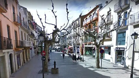 La façana de Can Jaques a la plaça Major primera a ma erquerra