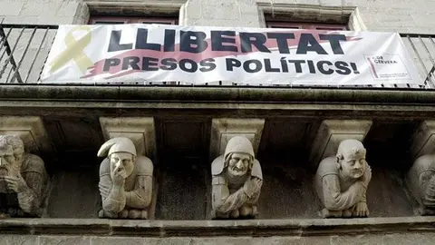 Imatge de part de la façana de l'Ajuntament de Cervera on penja la pancarta de "Llibertat presos polítics" feta en el marc de Cervera Vila del Llibre. El 10 de novembre de 2018. (Horitzontal)