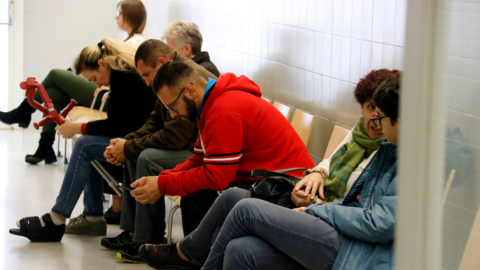 Pla curt de diverses persones esperant per ser ateses al CAP de Tàrrega (acn)