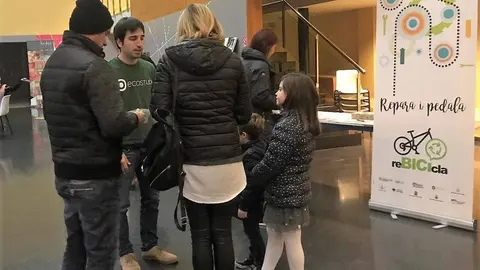El punt d&#39;informació instal·lat al Teatre l&#39;Amistat del projecte &#39;Rebicicla&#39; de reciclatge de bicicletes