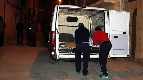 Treballadors de la funerària s'enduen el cadàver de l'home aparegut mort