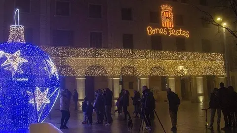 Mollerussa estrena il·luminació de Nadal en les places remodelades
