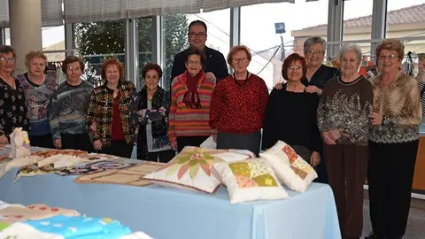 L'alcalde d'Alpicat Joan Gilart amb les dones de Mans Unides