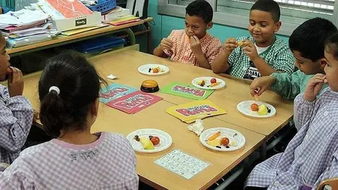 Alumnes de l'escola Camps Elisis de Lleida menjant fruita