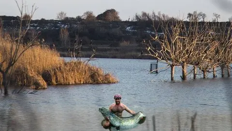 El veí de Barbens M.G va ser el pescador que va treure el sirul de l'aigua